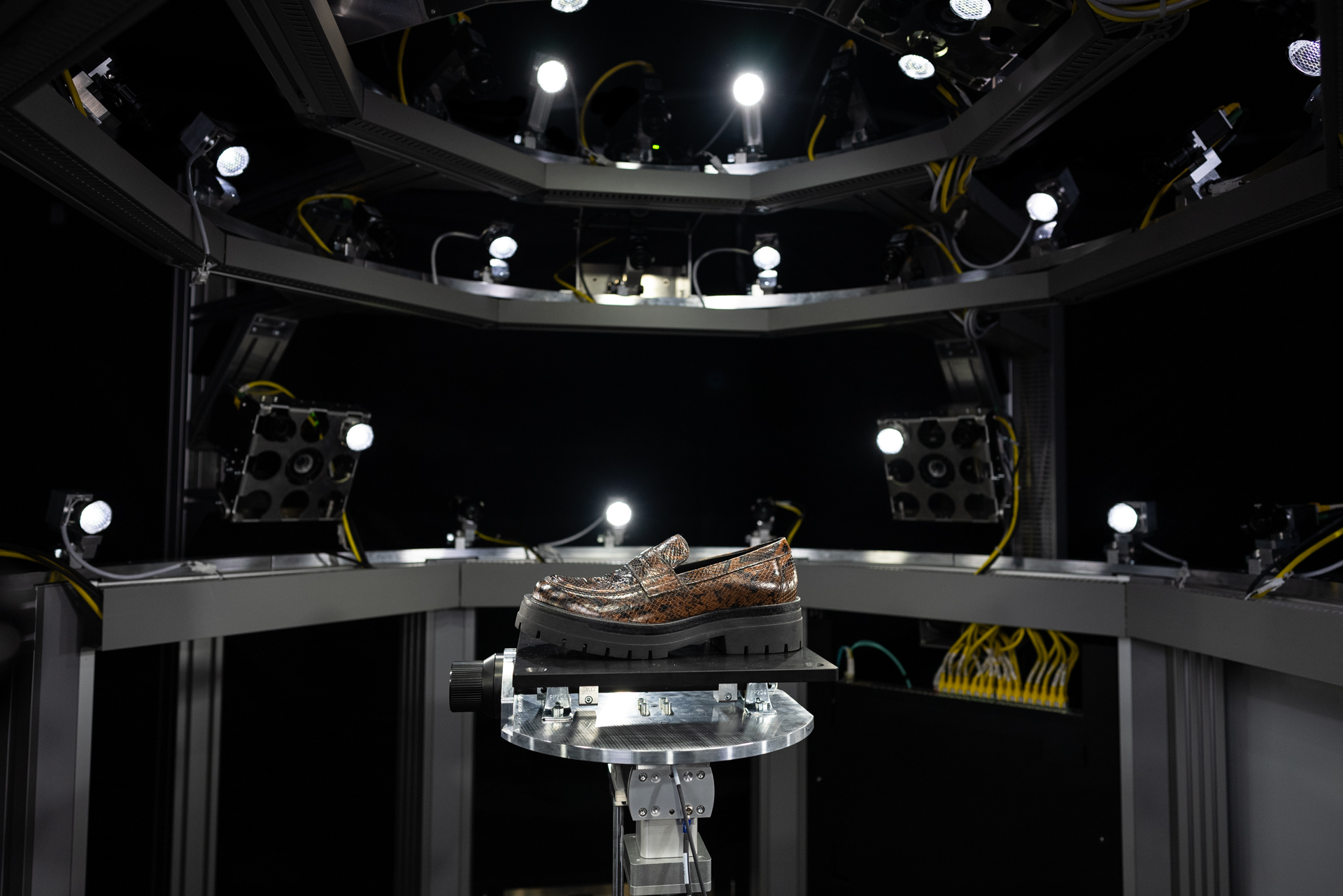 3D scanning a shoe with the Covision Media 3D-Twin scanner 3D scanning a shoe with the Covision Media 3D-Twin scanner