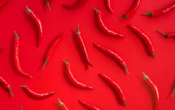 chiles rojos sobre fondo rojo