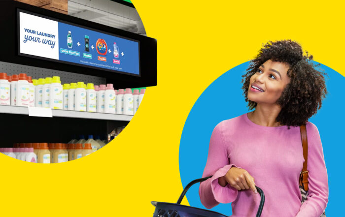 Persona comprando y mirando en la tienda conectada por quad  