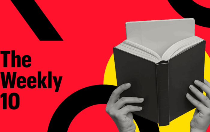 Manos sosteniendo un libro con "The Weekly 10" de fondo