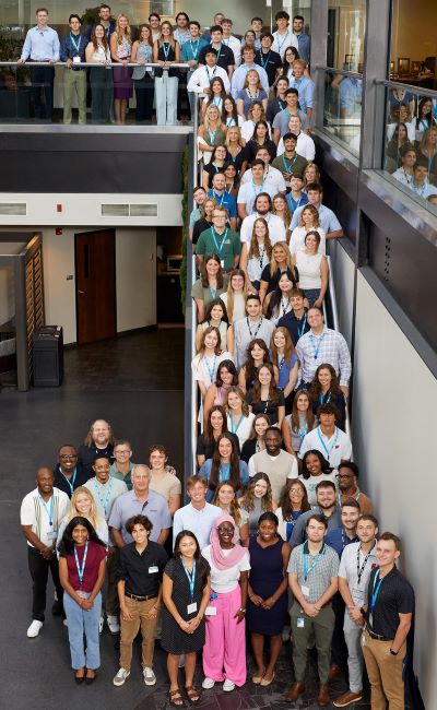 Una foto de grupo de QuadAprendices y pasantes corporativos de 2025 durante la Trainee University en Sussex, Wisconsin.